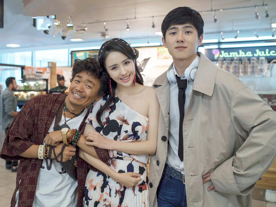 佟丽娅|佟丽娅旧照被曝出，原来是高中时期的她，才能称得上惊鸿一瞥