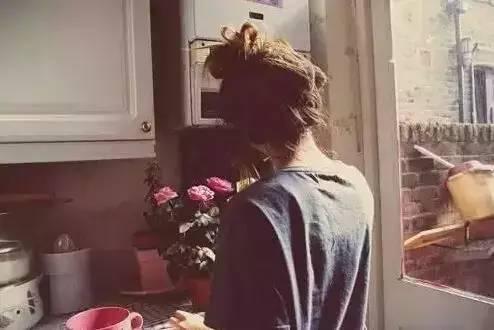 中年女同学自留地 猝不及防,河南伴娘突然冲上台偷亲了新郎一口,新娘:原谅她