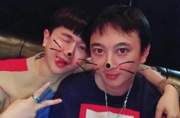 张大大|与王思聪搭背，和秦奋合影站C位，“人见人嫌”张大大有何背景？