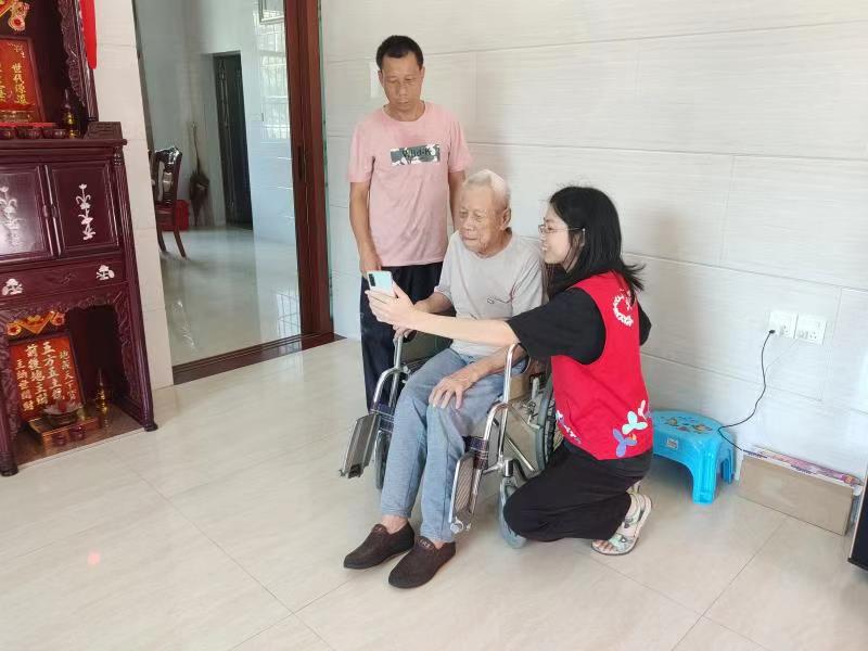 深圳特区报读特客户端 为群众办实事｜深圳新大社区为高龄老人提供上门认证服务，让老人省心更暖心