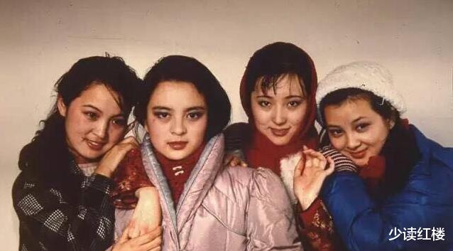 陈晓旭|陈晓旭与身边朋友罕见合影，脱下戏装的她，人群中依然惊艳