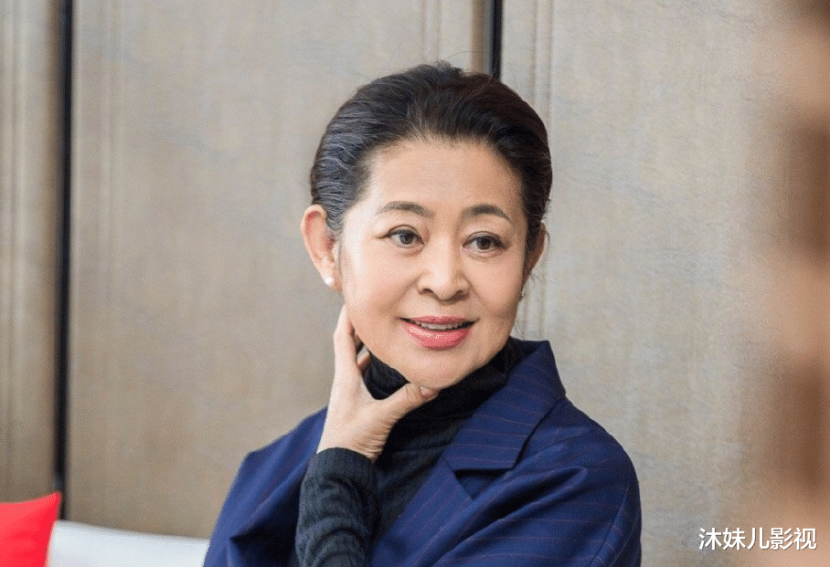 倪萍|倪萍身体再度引关注，弯着腰走路步履蹒跚，下楼梯还要人搀扶