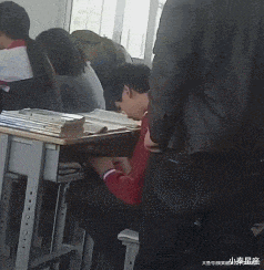 小秦星座|搞笑GIF：本来是想吓一下别人。不想到自己竟遭了殃。失算啊！