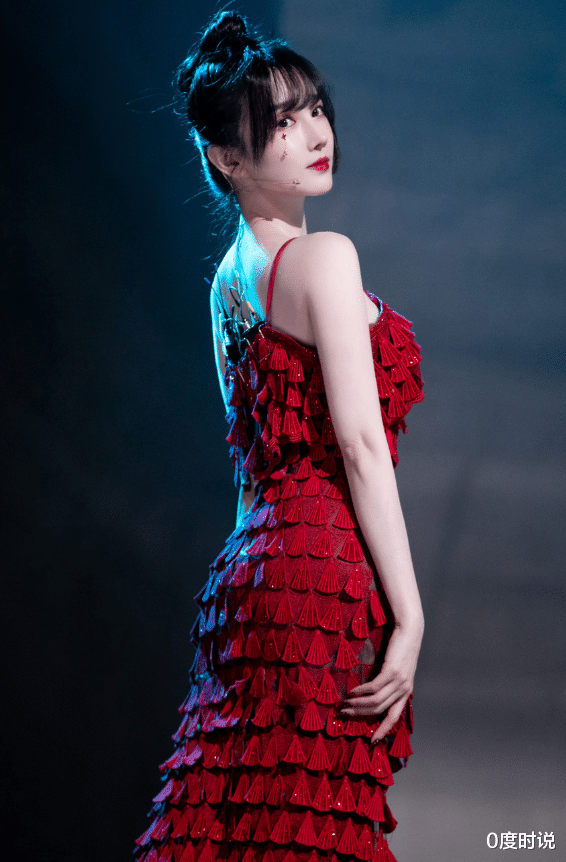 陈小纭|于小彤真看走眼!陈小纭穿“超挤”红裙登台,凹凸身材太抢镜了
