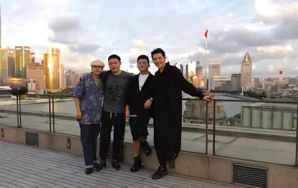 加菲猫说时尚|向佐庆生高调晒全家福!与伊能静亲密合影,女儿正脸似郭碧婷翻版,太可爱