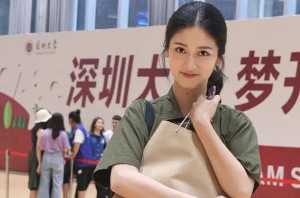 辣妹|《心动4》孔汝淳黑直长很清纯，当她换成卷发后，女神变辣妹