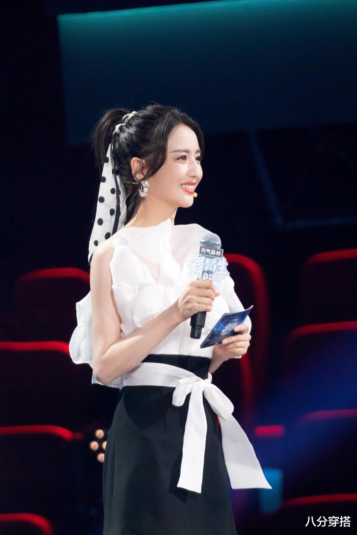 佟丽娅|佟丽娅不愧是“颜值天花板”，穿薄纱上衣配半身裙，哪像38的人