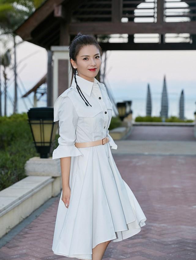 可馨育娃|刘涛是个不容忽视的女人,穿一身白都这么有气场,“小鸟腿”好美