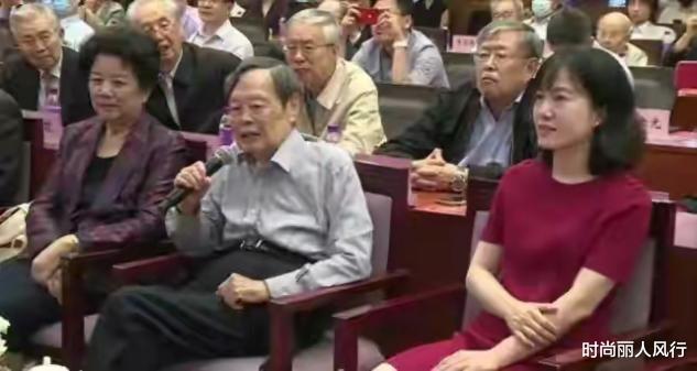 杨振宁|杨振宁百岁寿宴太高调！45岁娇妻惊艳亮相成主角，穿大红色好喜庆
