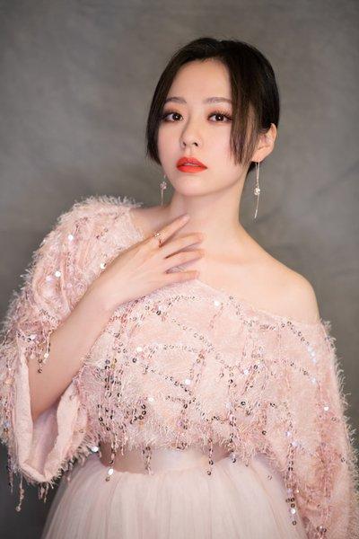 张靓颖|“冷门歌手”孙燕姿加盟好声音，张靓颖没有被换，天后同台精彩了