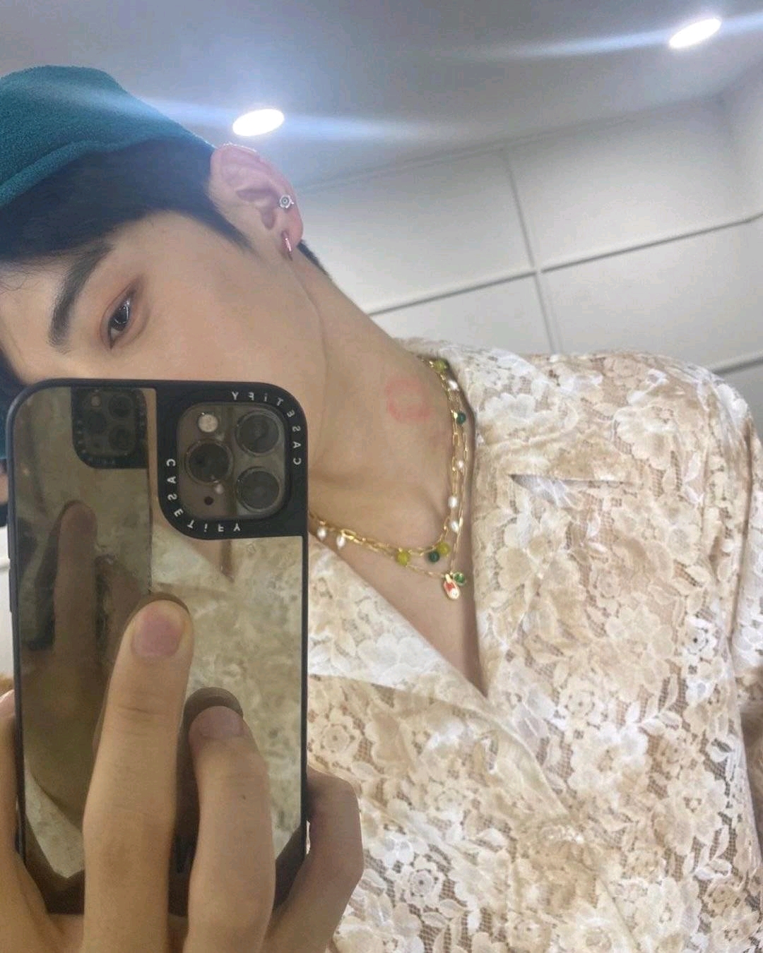 车银优|车银优，脖子上突然出现啵啵痕迹的唇印？在看镜子里的什么呢