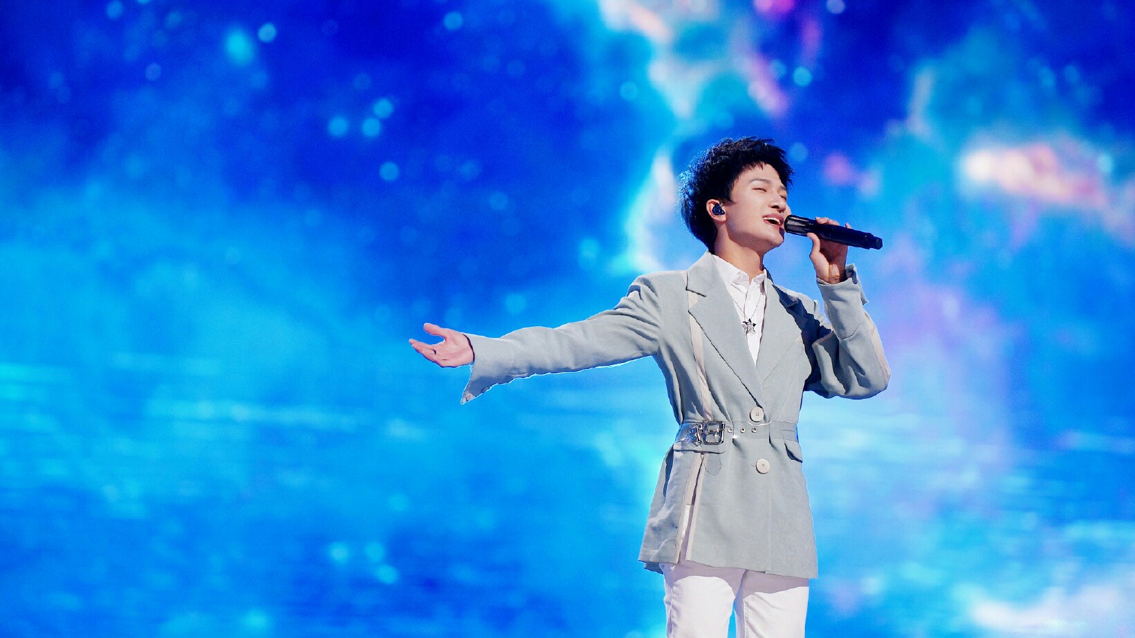 周深|生米祝福周深出道7周年快乐，有一种感动叫《可它爱着这个世界》