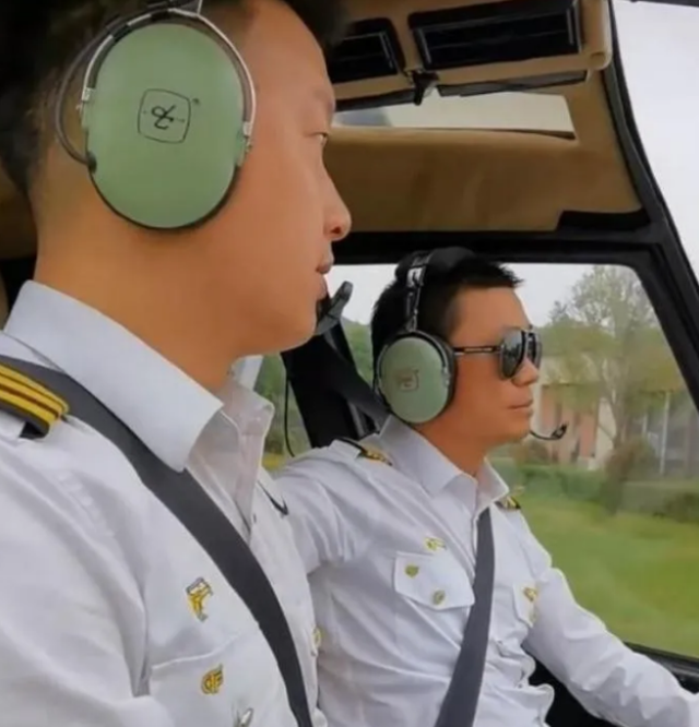 王宝强|王宝强疑换新女友了？神秘美女晒两人合照疑向他告白！