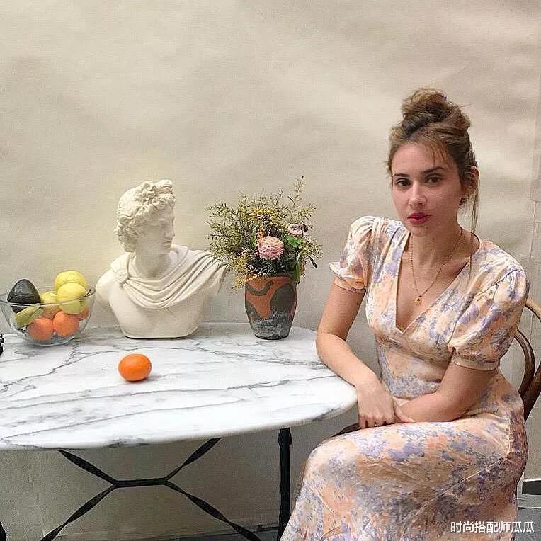 时尚搭配师瓜瓜|扔掉你的碎花裙吧！今年夏天这条“茶歇裙”火了，洋气又显瘦