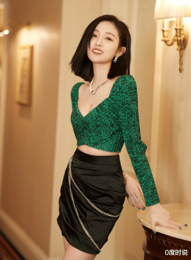 吴宣仪|铅笔腿已经过时了，看看吴宣仪的“圆规腿”，这才是人间绝色