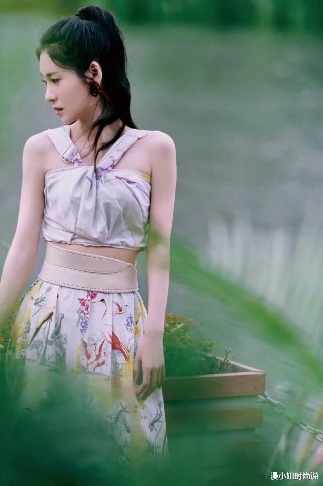 连衣裙 马尾辫搭配连衣裙真的好美，张碧晨这一次造型减龄又少女风