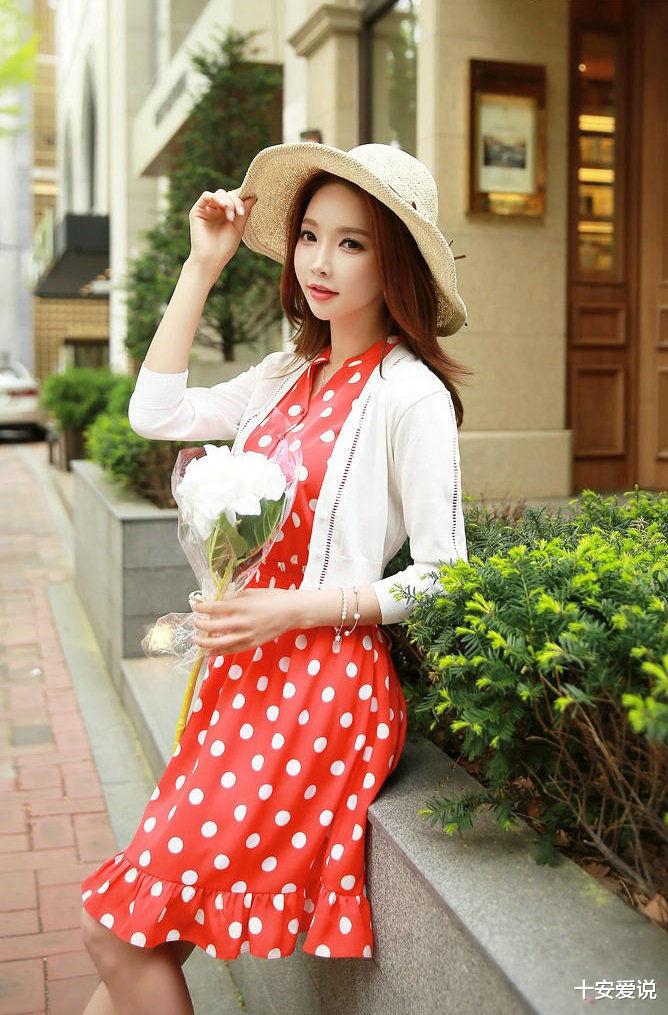 十安爱说|红色波点的连衣裙吸睛时尚，荷叶边的裙摆很是甜美减龄