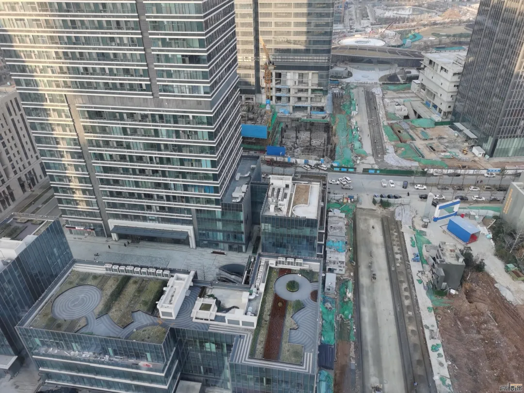 济南|浏览济南CBD核心区：地面道路尚未完全建好，高楼林立都市感强