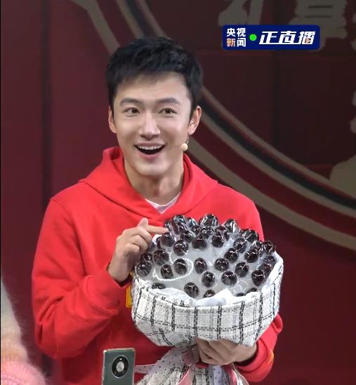 北美|月亮姐姐:变身“月老”,直播间带货时极力撮合龙洋和张韬搞对象