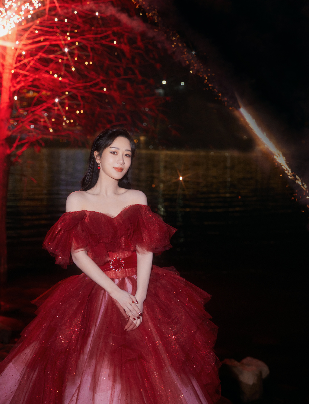 赵丽颖|湖南卫视跨年杨紫穿着酒红色星光公主裙,唱着《温蒂公主的侍卫》