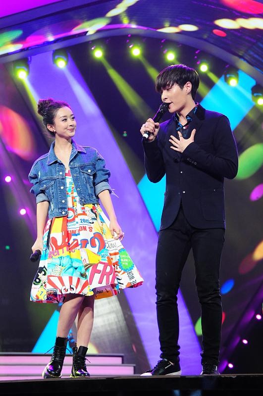 赵丽颖|赵丽颖真的好甜啊，穿得像个小朋友一样，感觉比张艺兴还年轻