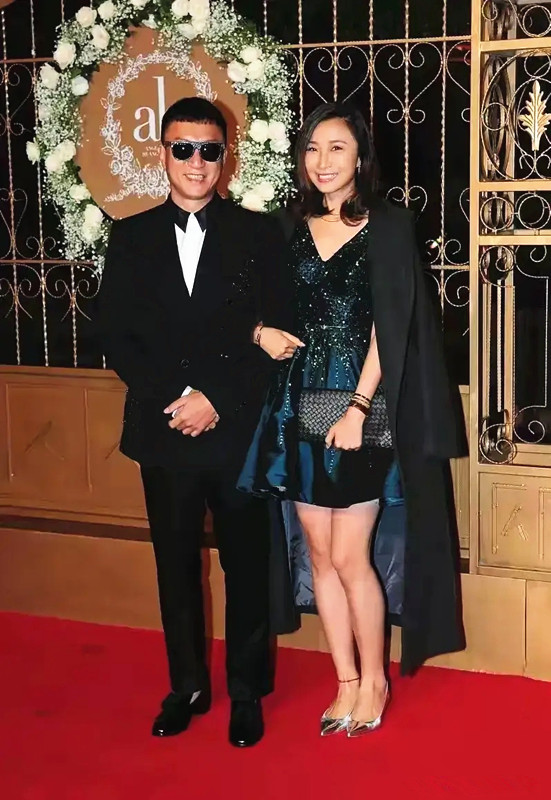 全球时尚号|孙红雷和小15岁娇妻同框，王骏迪穿短裙秀超模腿，不愧是郎才女貌