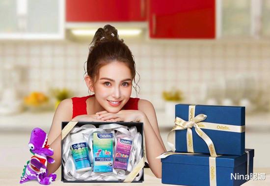 周杰伦|周杰伦真宠妻!娇妻穿毛绒外套逛街陪伴左右,大眼睛是周董的两倍