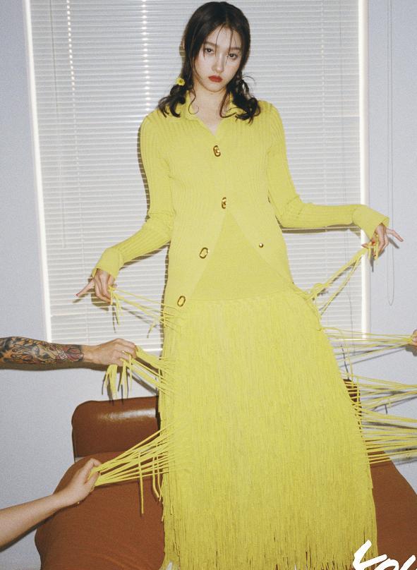 春晚|有种毁容叫关晓彤穿白袜，看到她侧躺在床上的腿，说120斤我都信