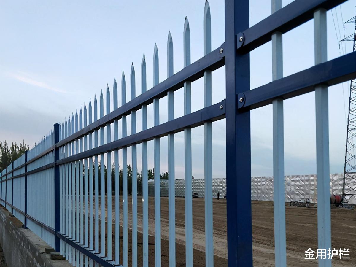 金用护栏|三种不同材质的围墙护栏优点与缺点