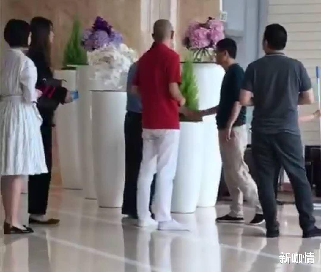 新咖情 一个深夜买醉，一个不见踪迹，赵薇夫妻就算没离婚也形同陌路了吧