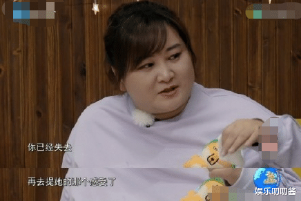 贾玲|贾玲当众痛哭登顶热搜，遭质疑“消费妈妈”，网友：吴彤太想红了