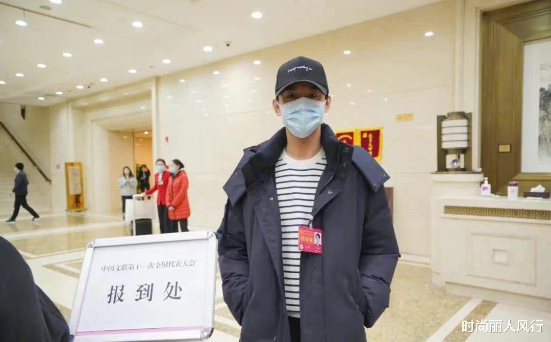 靳东|一流明星阵容参加大会全变“央视脸”！靳东穿棉服太胖，脸崩了