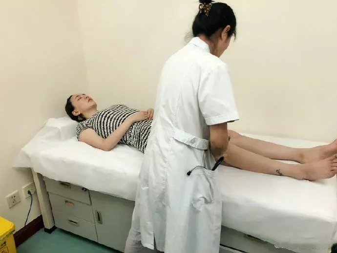 杨幂|杨幂晒火辣“漫画腰”，被指“软色情”：单一的审美，其实是一种PUA