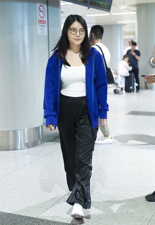 徐冬冬|徐冬冬晒和赵文卓新电影首映礼照片，穿深蓝色西装，看着好有气质