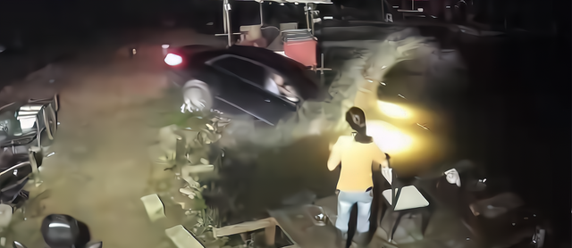 池塘|福建钓鱼人夜钓，直接将奔驰车开进池塘，网友：这窝打得重