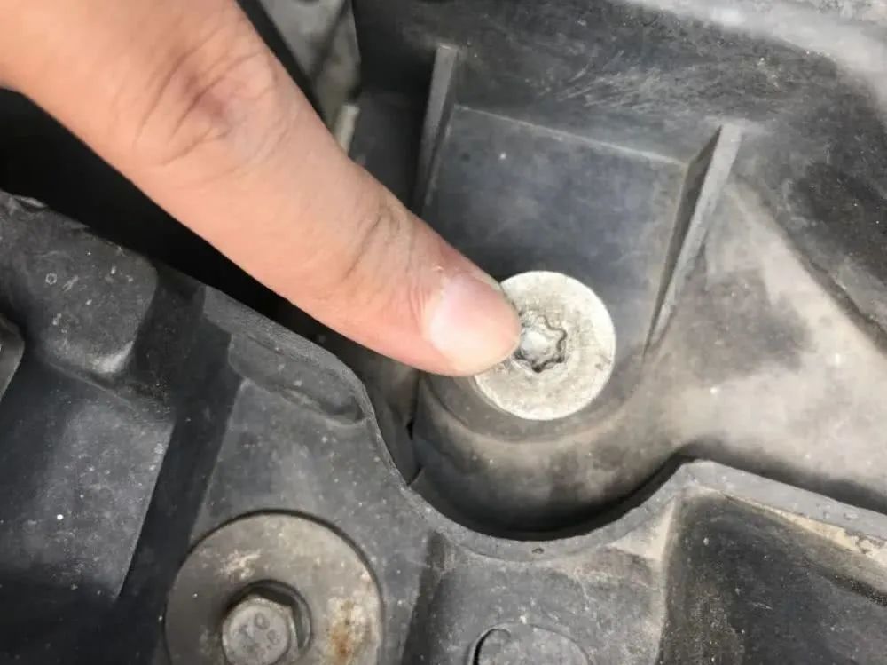 徐晓峰|这3颗螺丝被称为二手车“照妖镜”,发现被动过, 再便宜也不买!