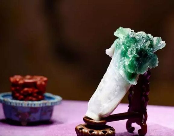 文玩|光绪帝最不待见的“丑妃”留下了一件普通翡翠陪嫁，却成镇宫之宝