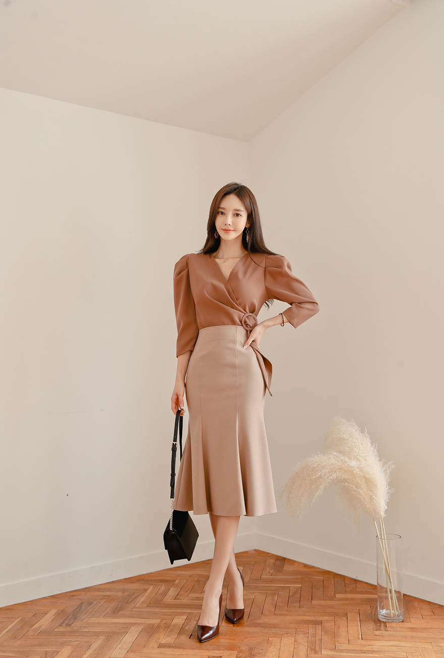 现代女性衣品鉴赏 时尚新品-古铜泛棕玲珑花袖交衩职业裙