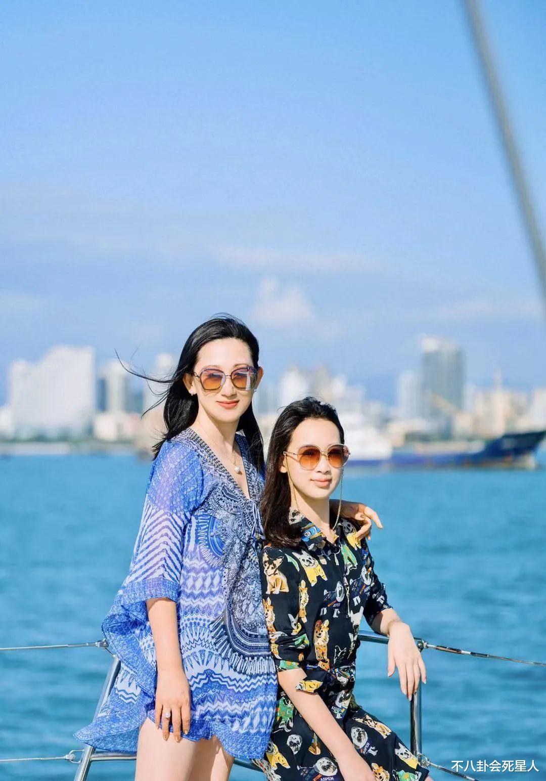 赵文卓|赵文卓晒十周年合影，妻子珠宝加身显贵气，曾被嘲难看今气质取胜