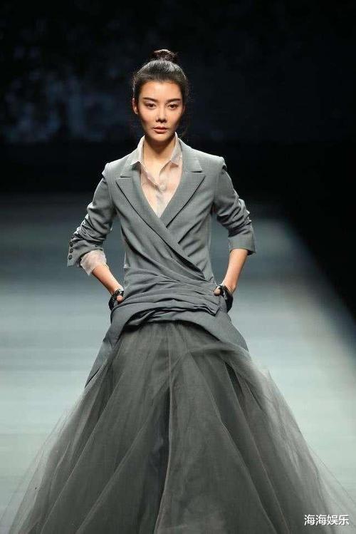 车晓|车晓太瘦身材像纸片，穿西装撑不起来，双手插兜气场不输超模