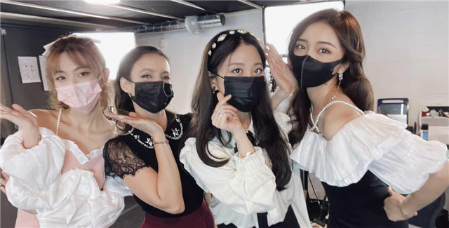 余霜|余霜晒照官方“四美”，穿搭引起粉丝调侃，“偶里偶气”的感觉