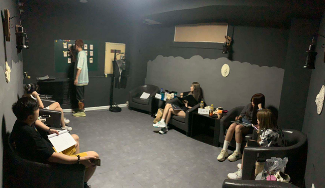 德云社|1小时200元？为满足“精神需求”，年轻男女撑起了一个新娱乐行业