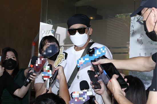 男神|75岁秦汉罕见露面，衣着时尚容颜未老，昔日男神帅气依旧