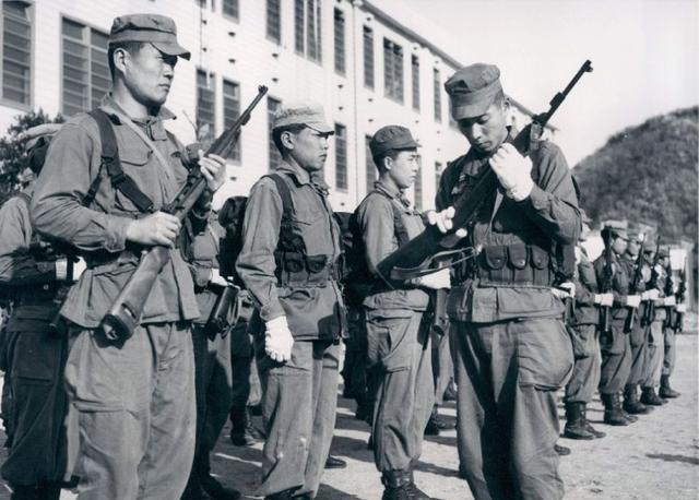纽约|看图读史：1951年日本给警察预备队发放枪支！从解散军队到自卫队