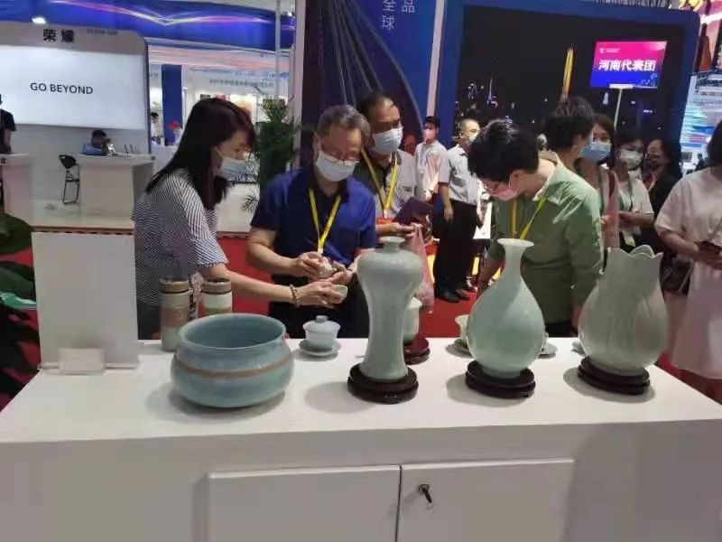 汝州广播电视台 汝州两家汝瓷企业参展首届中国国际消费品博览会！