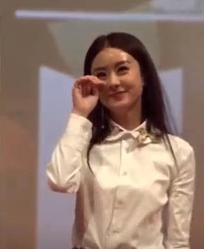 赵丽颖|赵丽颖出席活动，浓妆艳抹女王范儿十足，下一秒她的举动太扎心！