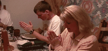 洋葱|19岁小伙骗40岁漂亮阿姨千里来约会，阿姨：“我不能伤害你”哇哈哈哈～