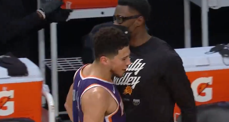 布克|最后时刻暴扣羞辱湖人,布克为何赛后还去更衣室找詹姆斯要球衣?