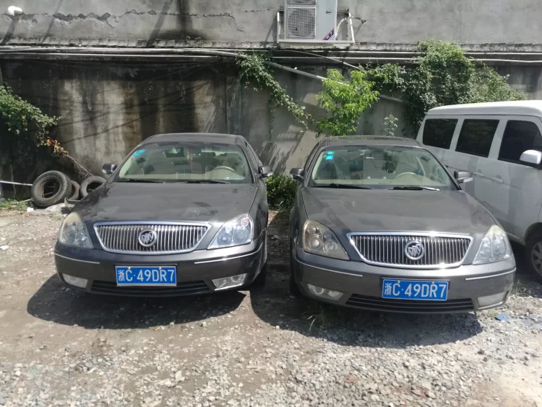 宝马5系|加油站恰巧看见“双胞胎”车牌，两车主一同报警，结果如何？