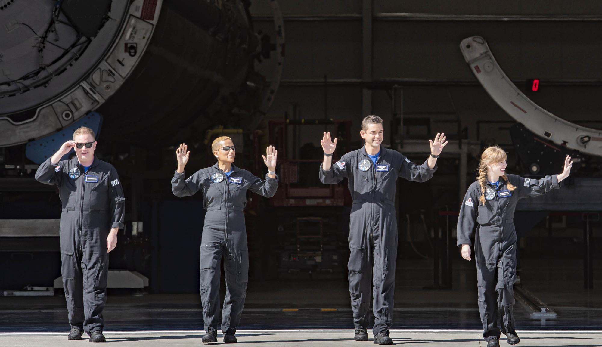 太空 去了太空也不干正事?这人前天上了太空,今天就在太空上赌博